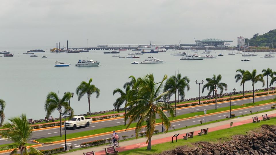 El paseo de la Calzada de Amador, con palmeras, ciclovía y embarcaciones en la bahía