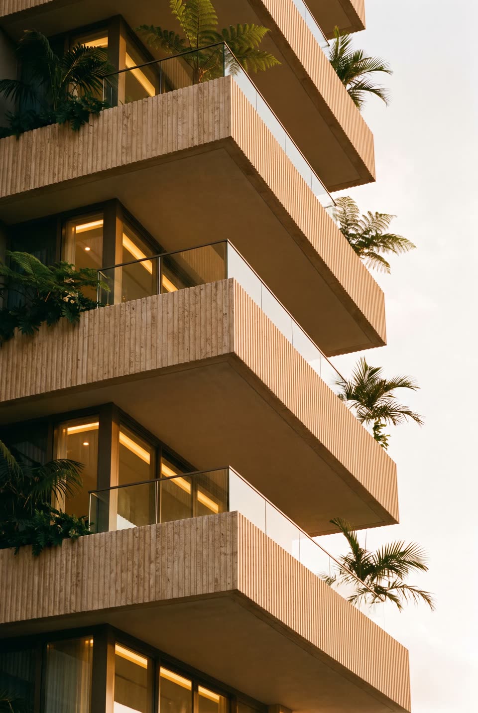Esquina de la torre vista desde un balcón, con terrazas y jardineras