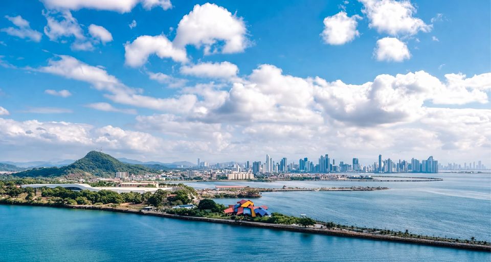 El Cerro Ancón, el Biomuseo y la Calzada de Amador con la ciudad detrás